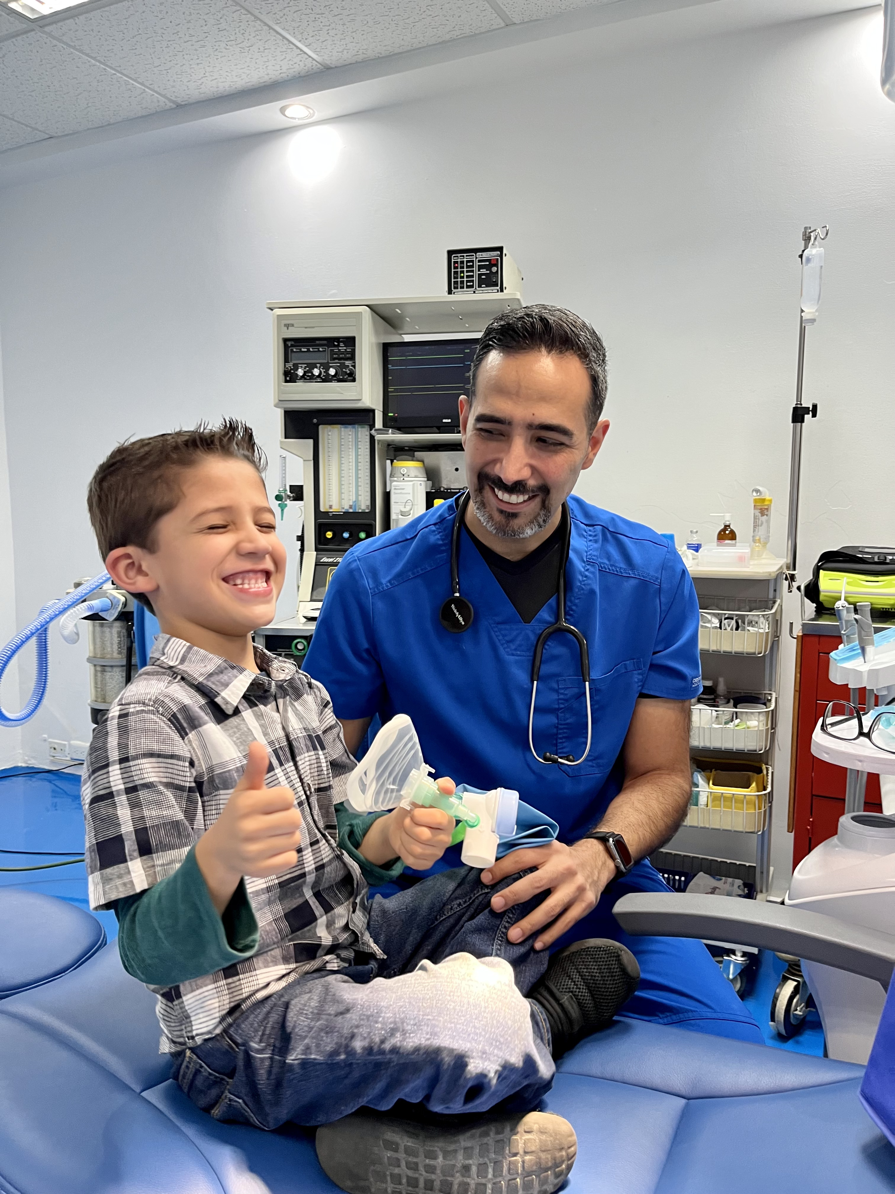 Dr. Pablo de la Garza Chalita con paciente niño en quirófano Monterrey